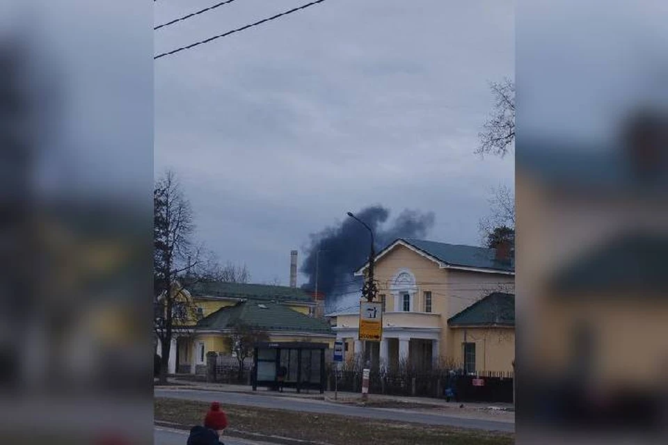 Густой черный дым заметили жители Дзержинска в районе завода «Заря». Фото: телеграм-канал «Черная дыра Дзержинск»