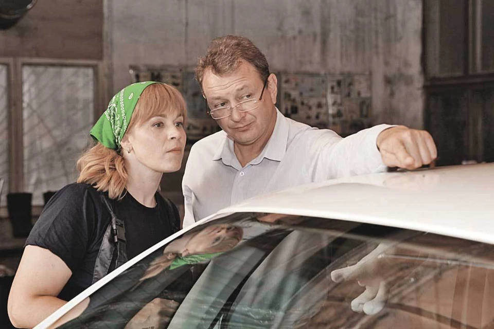 Виктор стал проводником для Аллы в суровый мир таксистов (Светлана Колпакова и Марат Башаров). Фото: Кадр из сериала