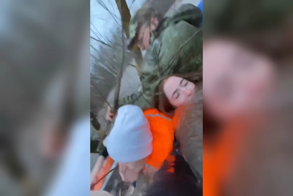 Лодка перевернулась после удара о дерево.