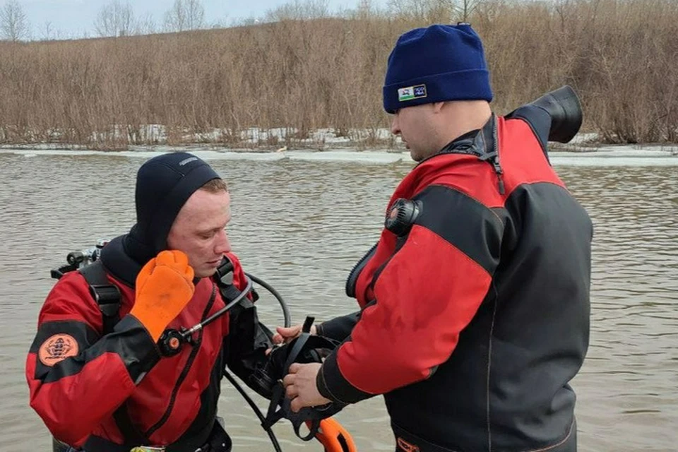 Из-за паводковой ситуации спасатели временно приостановили водолазные работы. Фото: УГЗ Уфы