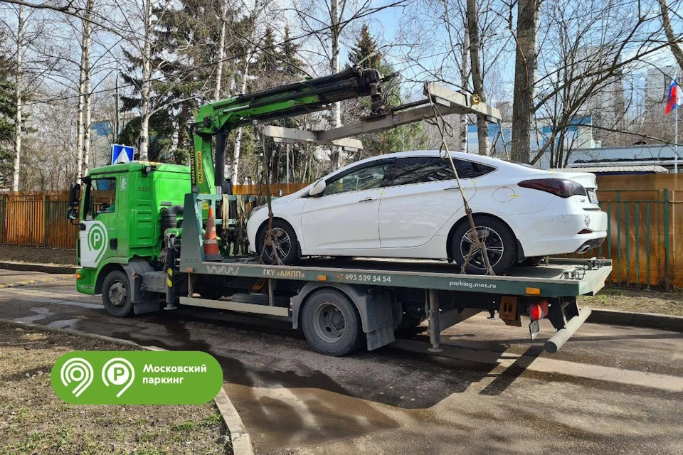 Эвакуаторы «Московского паркинга» отправили авто нарушителей на спецстоянку