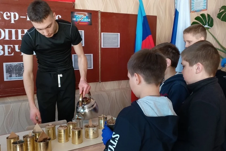 В Антраците для школьников провели мастер-класс по изготовлению окопных свечей. Фото - "Единая Россия" ЛНР