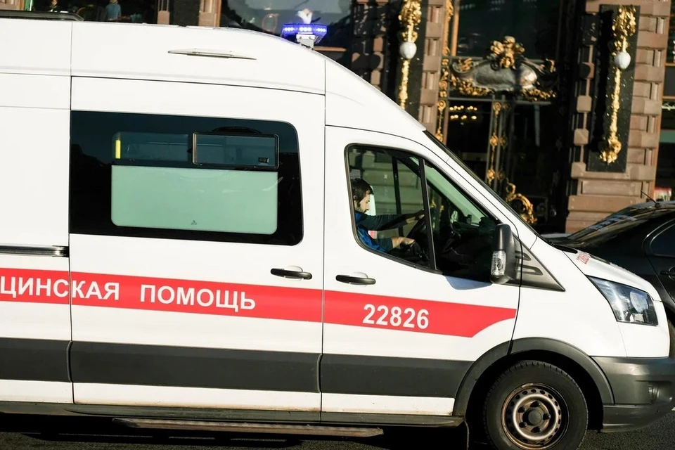 11-летняя девочка сломала позвоночник во время прыжков на батуте на севере Петербурга.