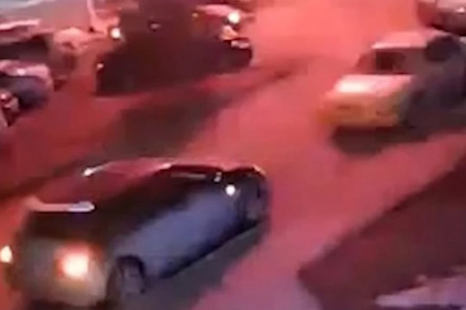 Новосибирец, устроивший ночной фейерверк во дворе, всполошил микрорайон. Фото: стоп-кадр