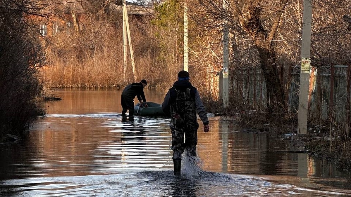 Дом мечты смыло водой, а долг в 2 миллиона остался: семья с двумя детьми  лишилась жилья из-за прорыва дамбы в Орске - KP.RU