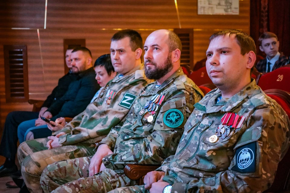 Герои СВО встретились с кемеровскими школьниками. Фото - АПК.