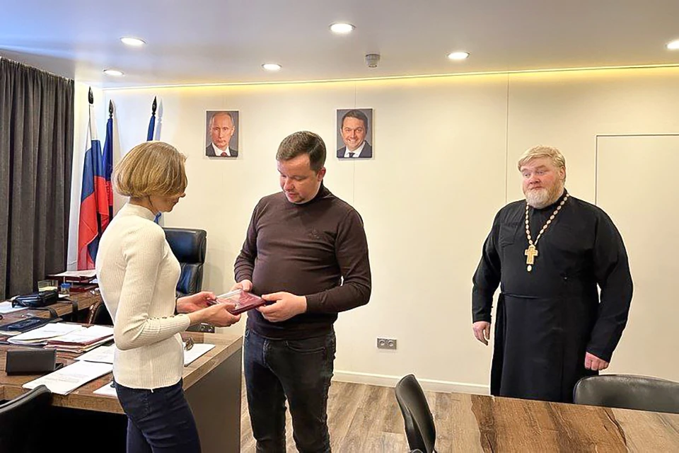 В Заозерске передали государственную награду сестре бойца, который погиб на СВО, защищая Отечество. Фото: Оперативный штаб Мурманской области