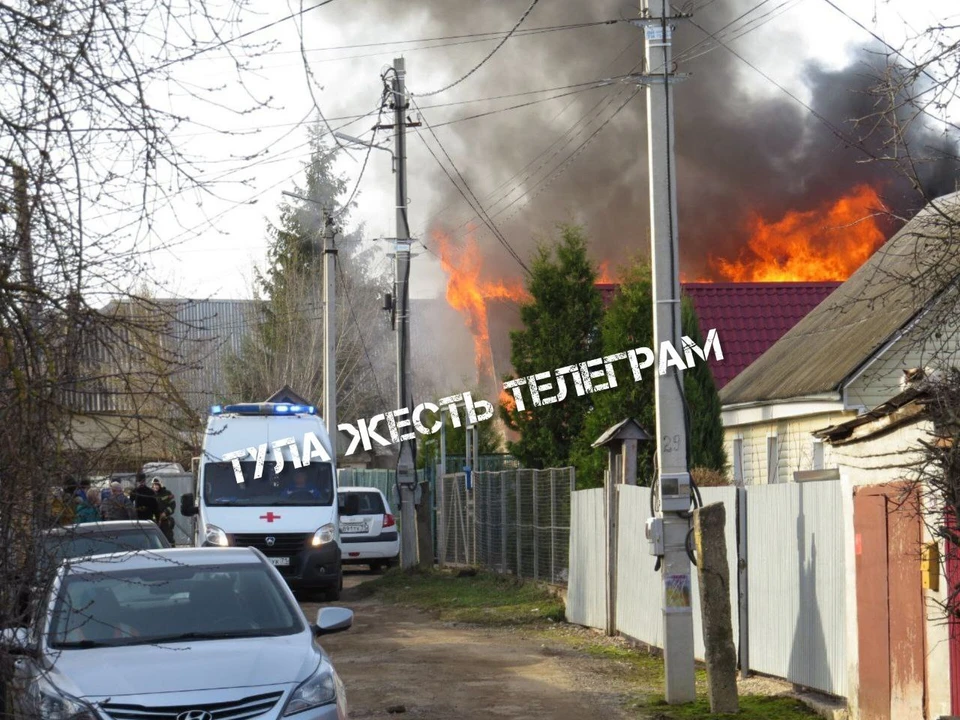 В Щекино Тульской области горел частный жилой дом. Фото: ТГ-канал «Тула. Жесть».