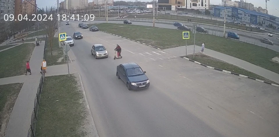 Девочки ехали вдвоем на электросамокате по пешеходному переходу