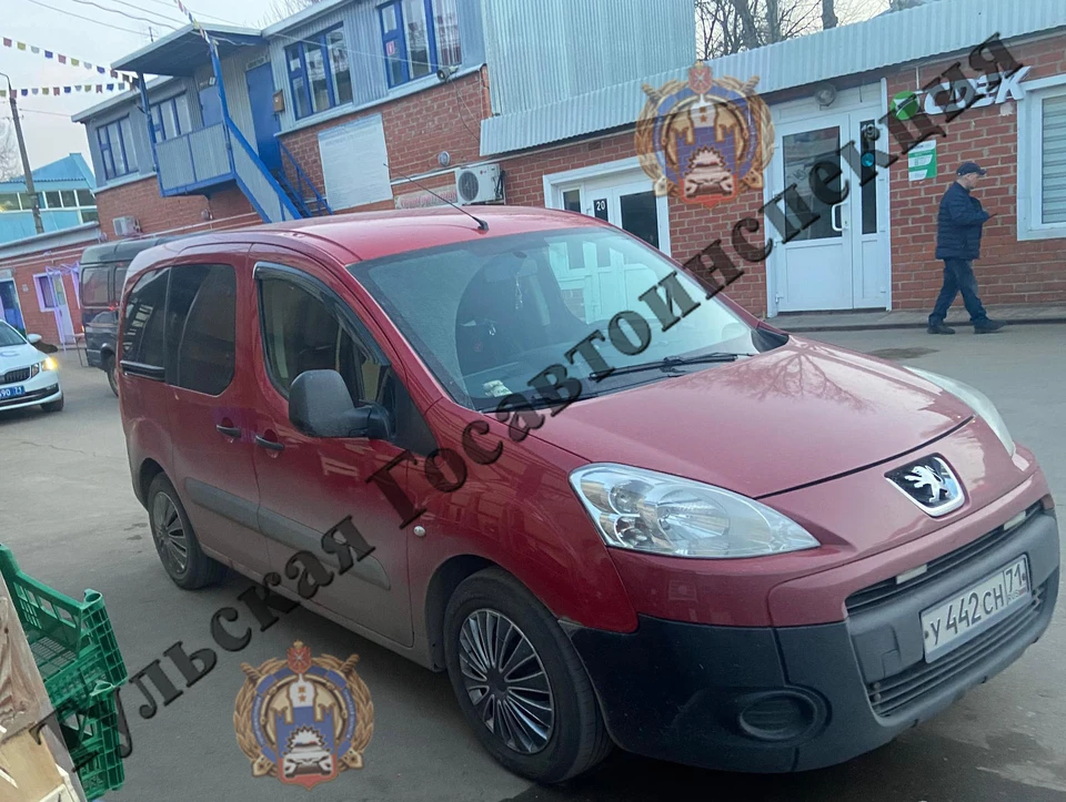 Водитель автомобиля Peugeot при движении задним ходом сбил пожилую женщину в Киреевске