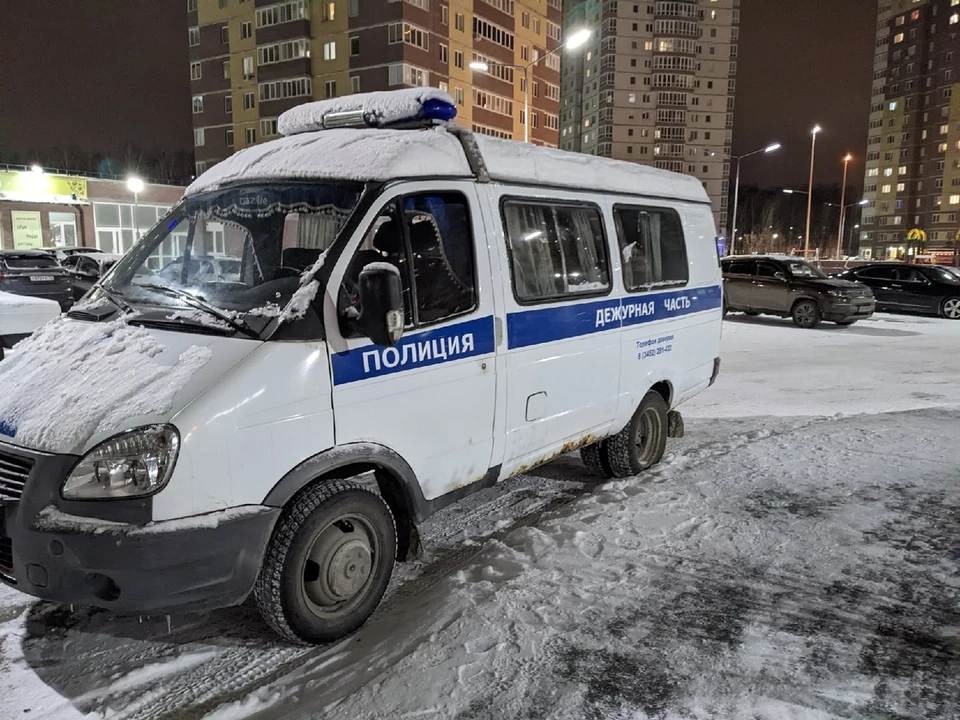 В Тюмени мужчина демонстрировал прохожим гениталии из окна дома.