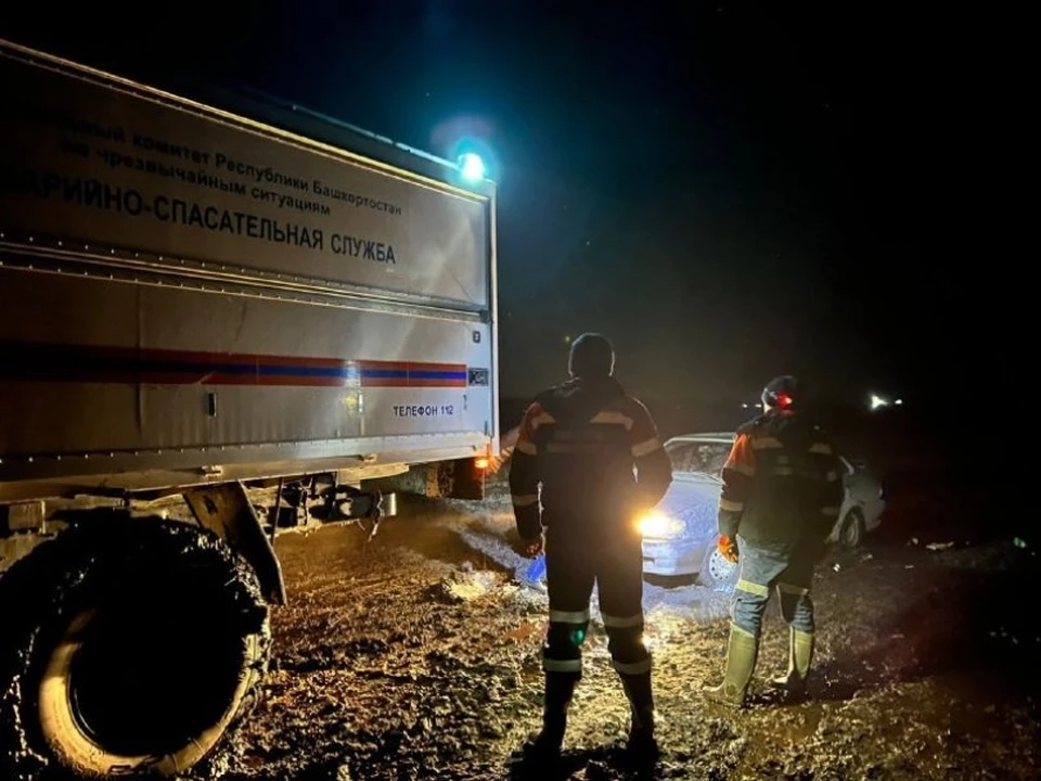 Сотрудники ведомства помогли вытащить застрявшую машину на дорогу