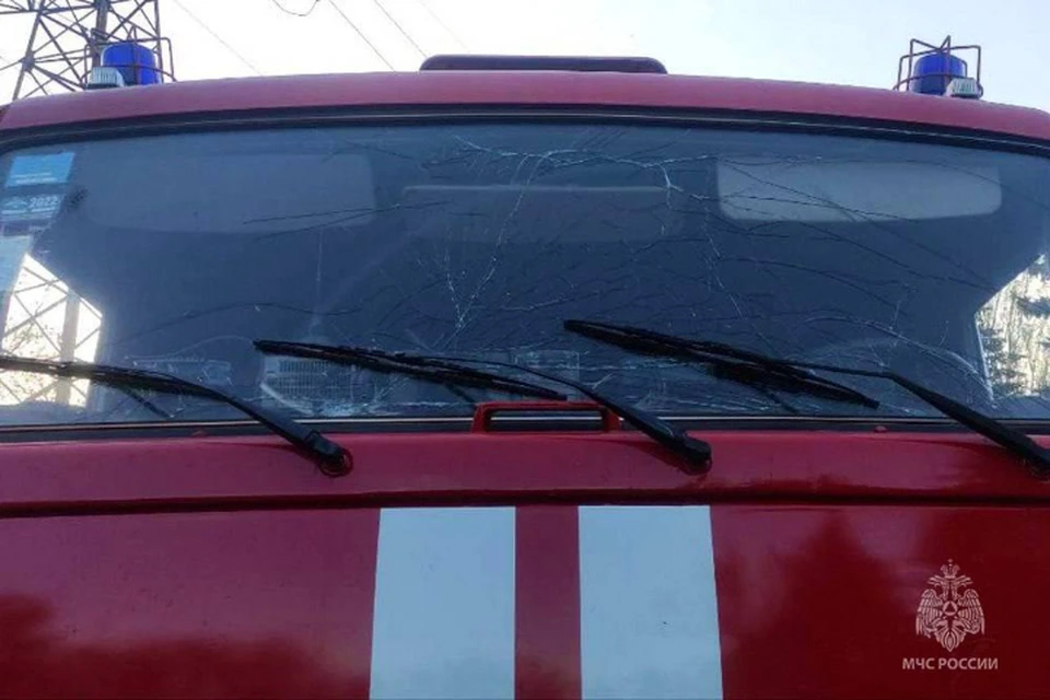 В Горловке из-за атаки беспилотника ВСУ пострадали два сотрудника МЧС. Фото: МЧС РФ
