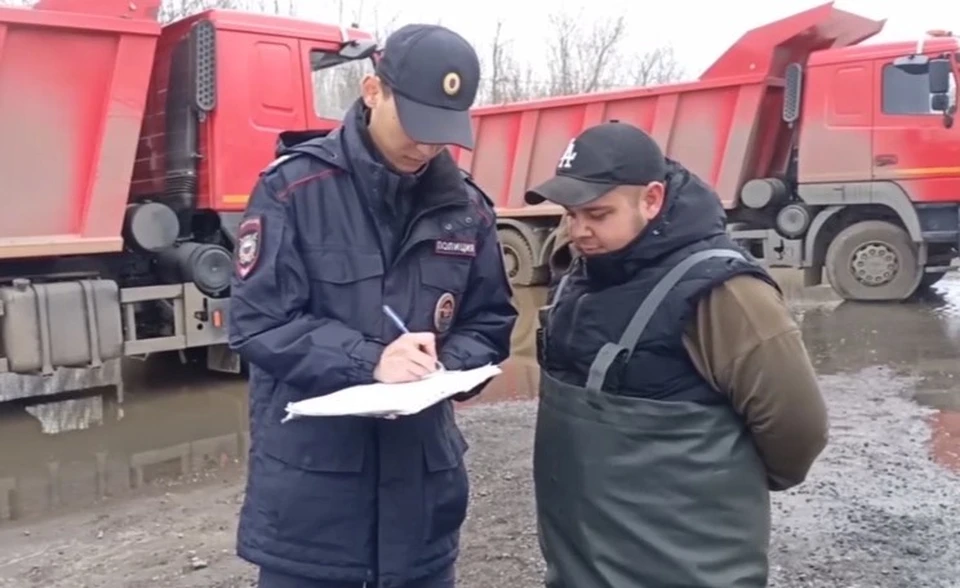 Также полицейские на месте проверяют документы у выезжающих на лодках, чтобы исключить случаи мародерства
