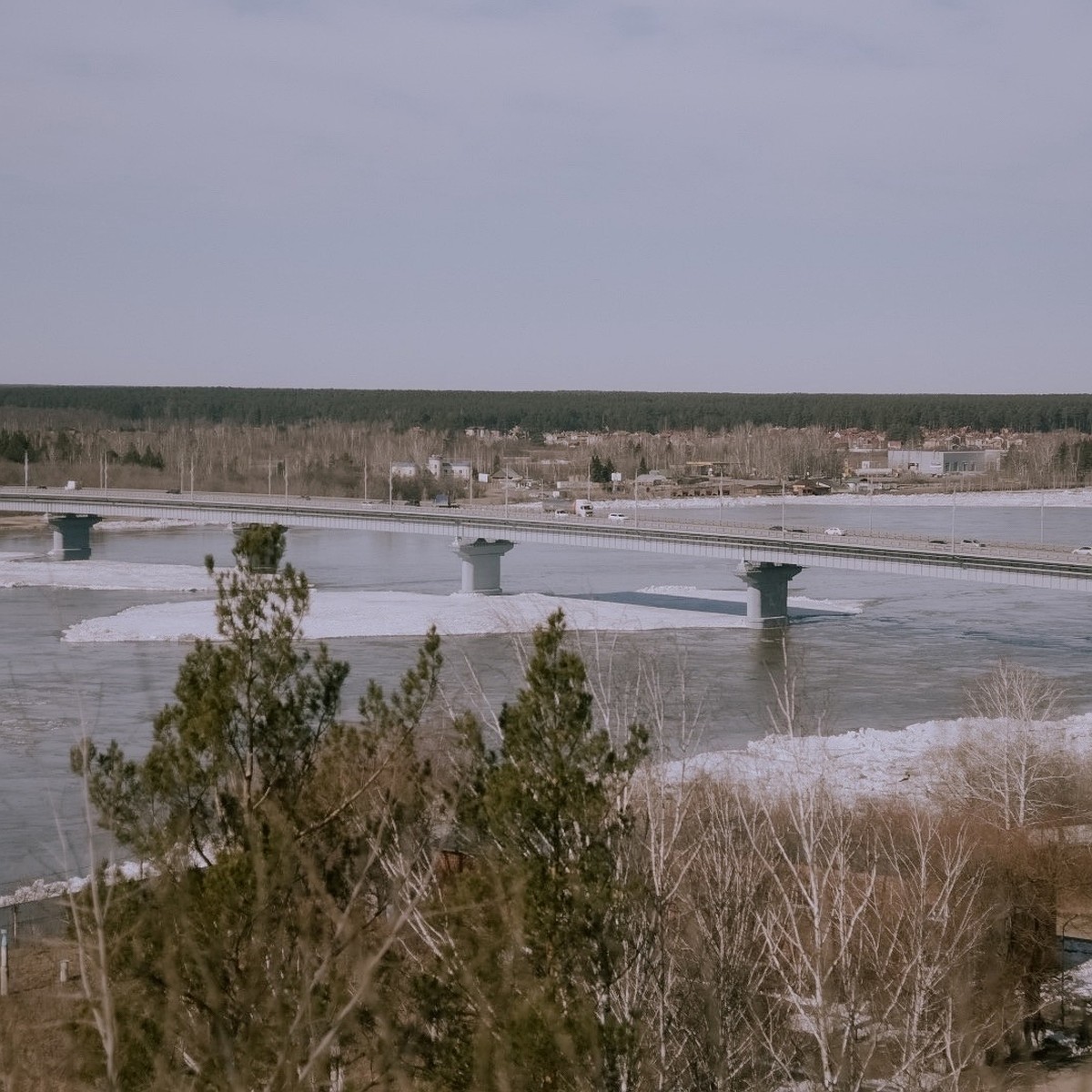 Паводок на реке Томь не угрожает Коммунальному мосту в Томске - KP.RU