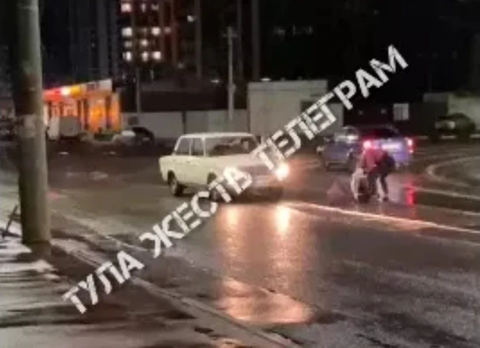 В Туле на улице Кауля белая легковушка сбила девушку и парня. Фото: ТГ-канал "Тула. Жесть".