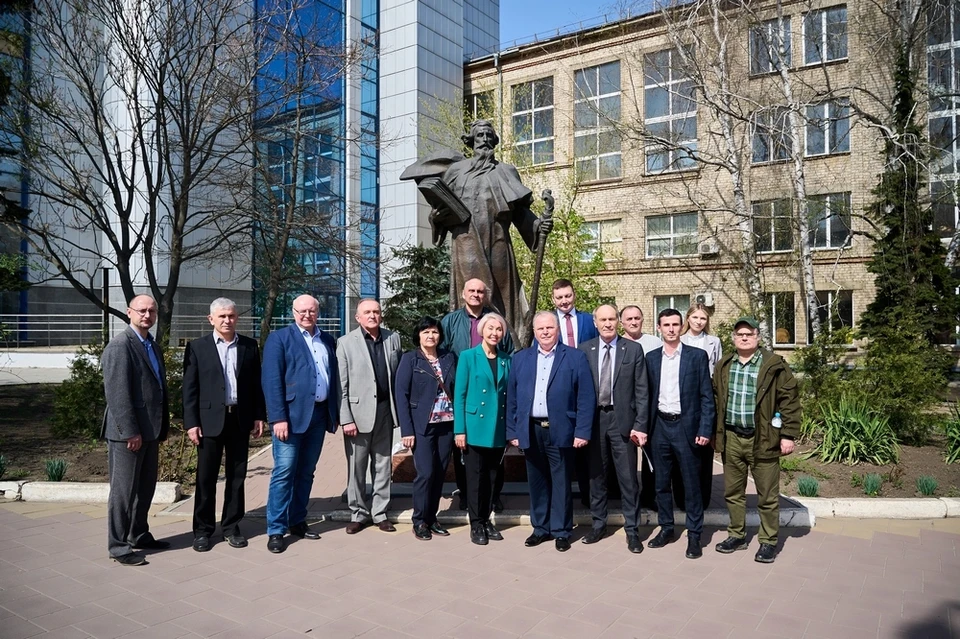 Ученые и промышленники посетили Донбасс. Фото - АПК.