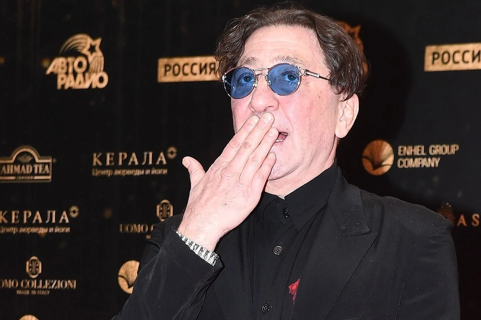 Григорий Лепс выбил телефон из рук фанатки на концерте в Костроме
