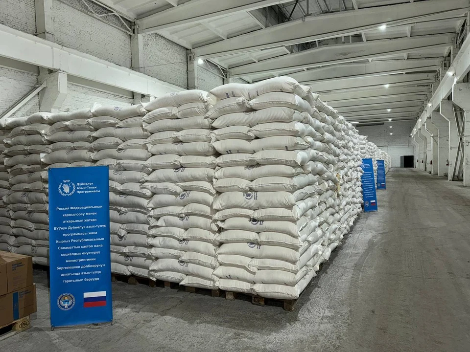 398.220 тонны продовольствия (337.500 обогащенной пшеничной муки и 60.720 тонн растительного масла) доставлено на склад ВПП ООН в Оше.
