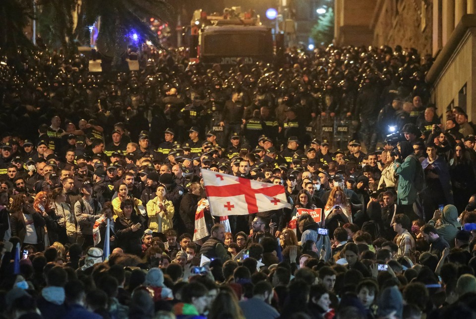 Беспорядки в Грузии: закон об иноагентах снова выгнал тысячи людей на улицы Тбилиси