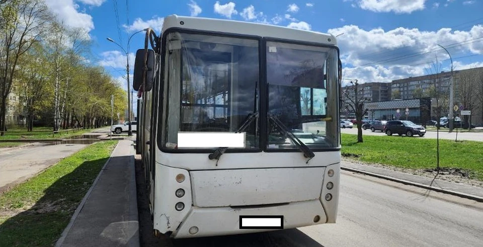 Девушка пострадала во время поездки в автобусе