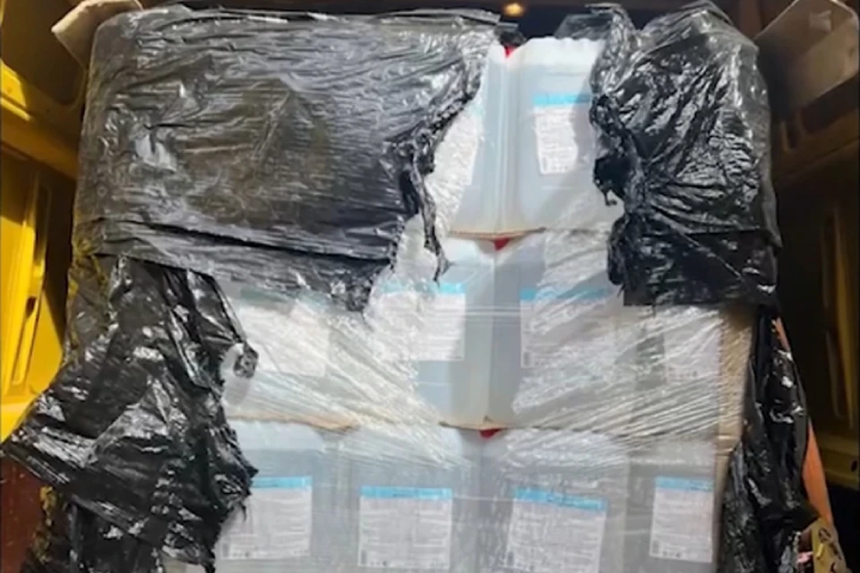 Полицейские изъяли 700 канистр спирта. Фото: УМВД России по Кировской области