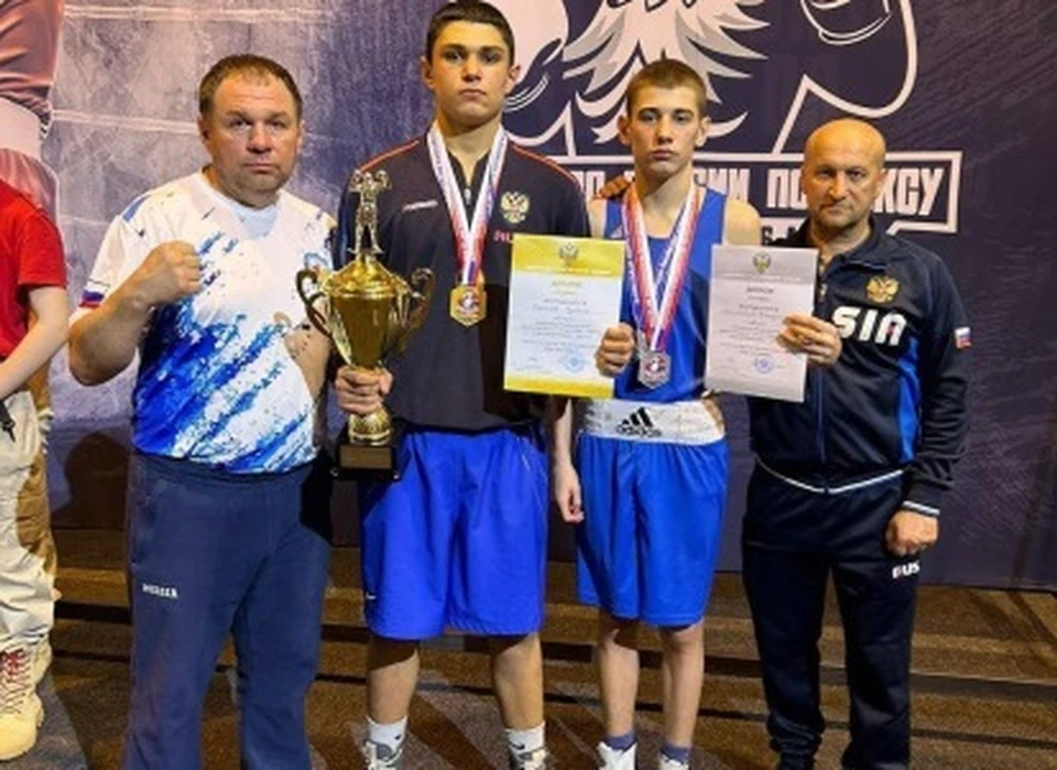 Рустам Гасанов (второй слева) и Владислав Долинский (третий слева).