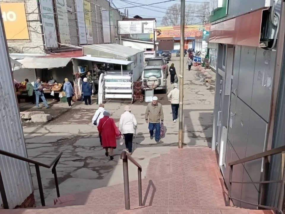 В Ульяновске торговцев оптовой базы на проспекте Гая попросили убрать мусор | ФОТО: администрация Ульяновска