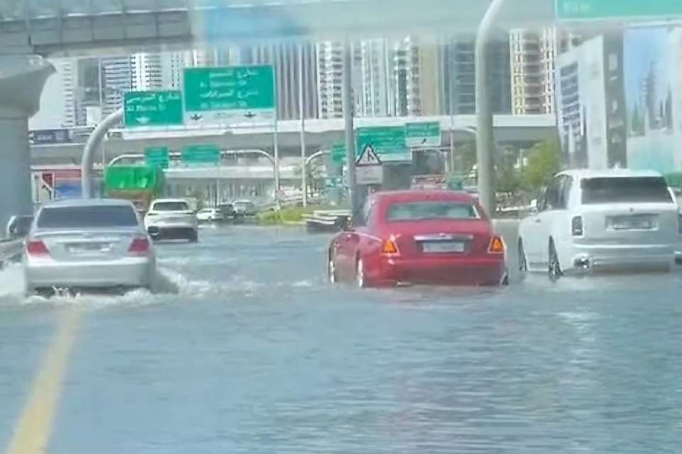 Туристы оказались в затопленном Дубае 16 апреля. Фото: скриншот видео от читателя "КП"