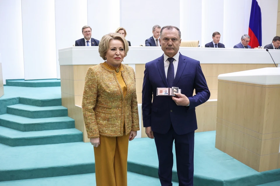 Матвиенко вручила удостоверение новому сенатору от Рязанской области Мурогу.