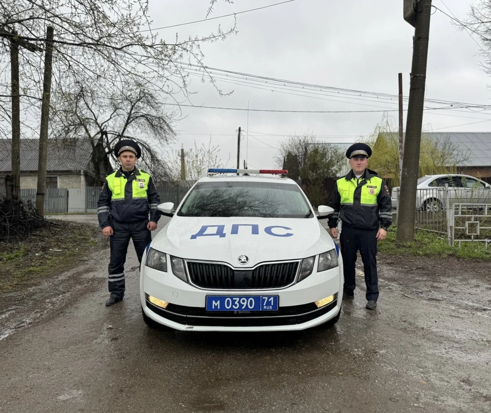 Тульские госавтоинспекторы помогли автоледи поменять колесо на трассе