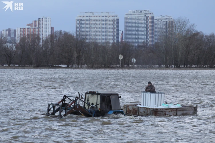 Половодье в Рязани 2024: трактора снова идут по разливу, дожди остановили падение на малых реках