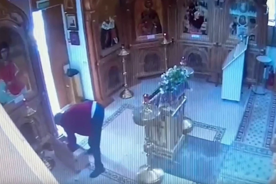 Мужчина открыл ящик отверткой и забрал деньги