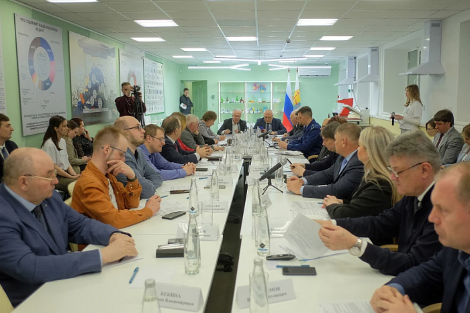 На площадке экоцентра встретились общественники, чиновники и представители крупных производств. Фото: правительство Кировской области