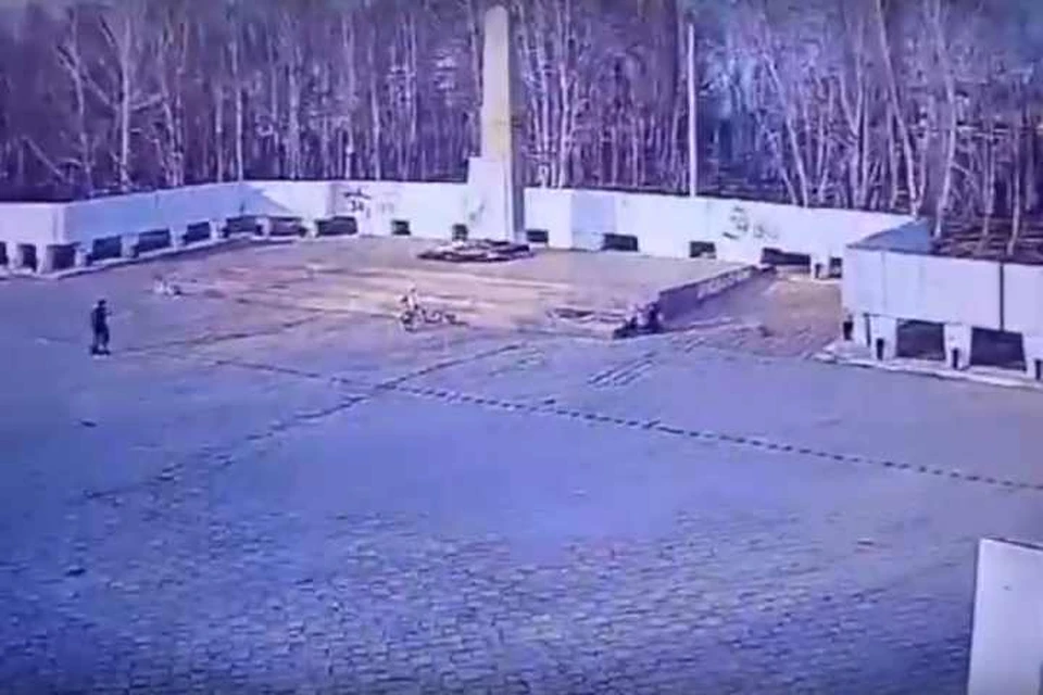 В МВД Тулуна прокомментировали ситуацию с испорченной плиткой на мемориале Славы. Фото: администрация Тулуна