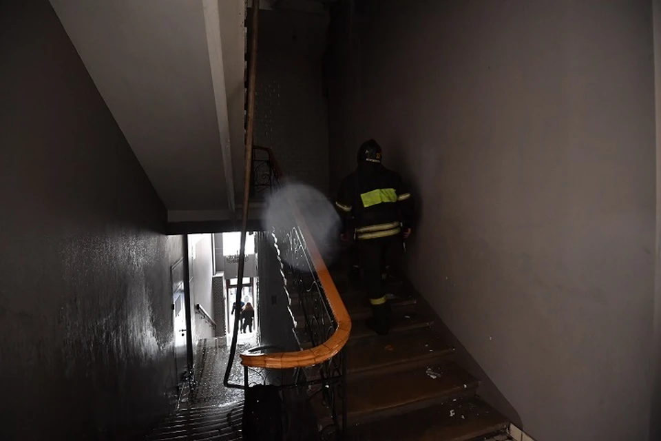 В коридоре многоквартирного дома в Магадане произошел пожар