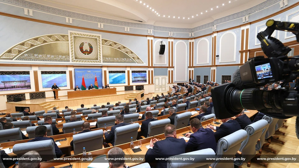Министр сельского хозяйства Сергей Бартош отказался согласовывать зарплаты руководителей сельхозпредприятий в соотношении один к восьми во время совещания у президента по развитию села и повышению эффективности аграрной отрасли. Фото: president.gov.by. Фото используется в качестве иллюстрации.