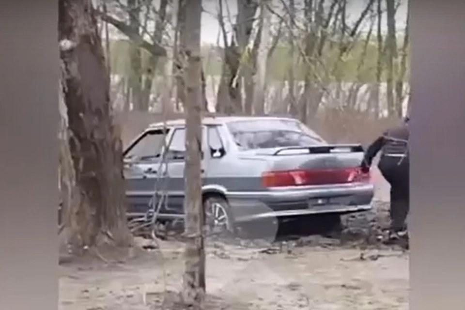 Рязанец на легковушке нагло гонял по велодорожке в Лесопарке.