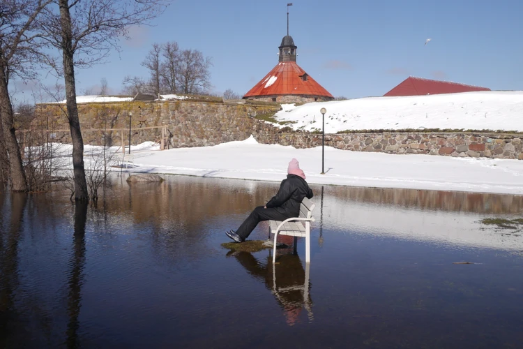 «Такое впервые за 100 лет»: Финны устроили наводнение в Приозерске и подтопили крепость Корела