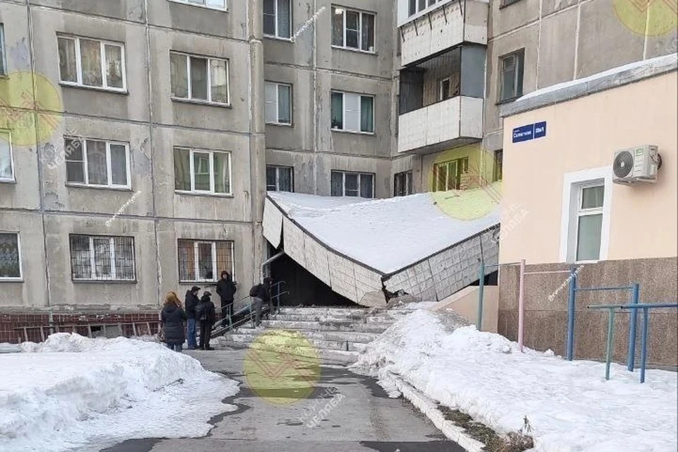Козырек подъезда обрушился в начале марта. Фото: t.me/newschelyaba