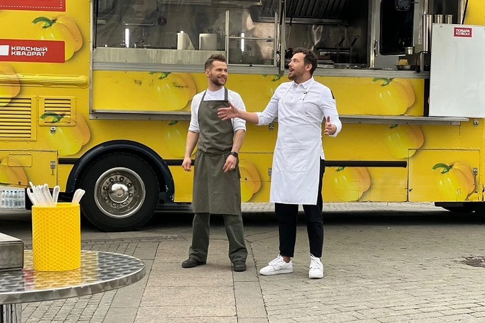 Два именитых шеф-повара Дмитрий Голенин и Александр Кучеров сразились в битве блюд прямо посреди пешеходной улицы