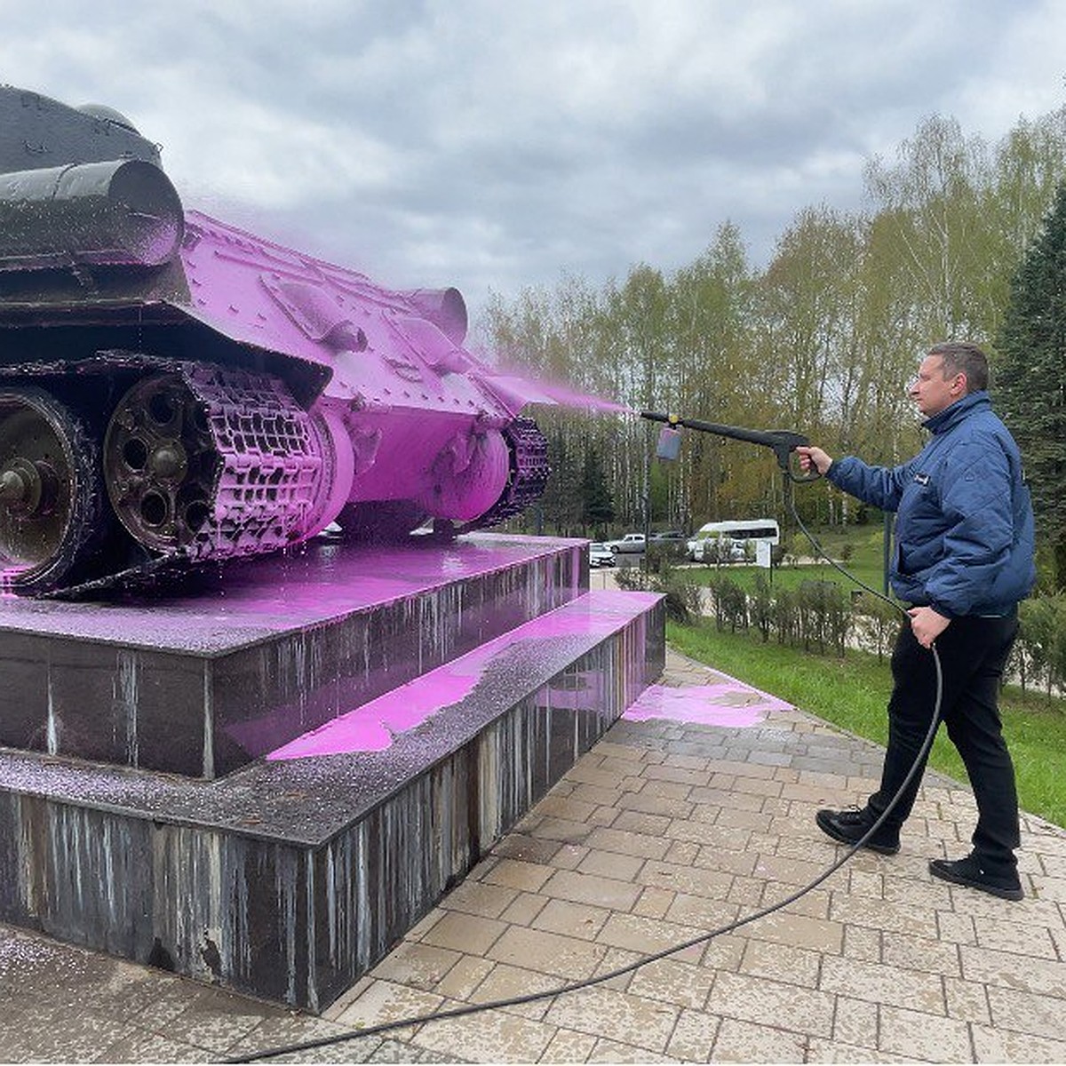 В Смоленске танк Т-34 и детскую площадку в сквере «Крылатые земляки»  привели в порядок - KP.RU