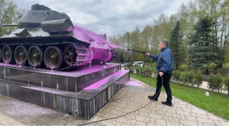В Смоленске танк Т-34 и детскую площадку в сквере «Крылатые земляки» привели в порядок