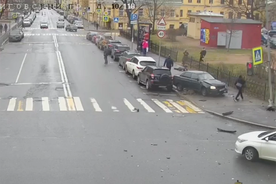 19-летний водитель «Лады» попал в больницу после ДТП в центре Петербурга.