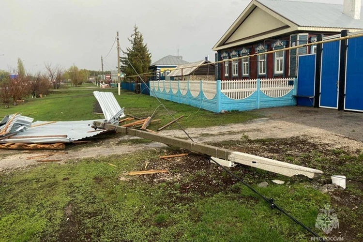 Сорваны крыши и повреждены автомобили: что известно о последствиях урагана в Татарстане 23 апреля 2024