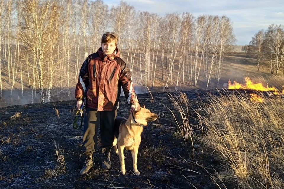 Артем гулял с собакой в поле. Фото: Анна ЗУБАРЕВА
