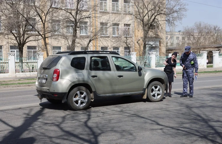 Проехавшая на красный иномарка снесла четверых школьников: видео момента страшной аварии на Горном с другого ракурса показали в Волгограде