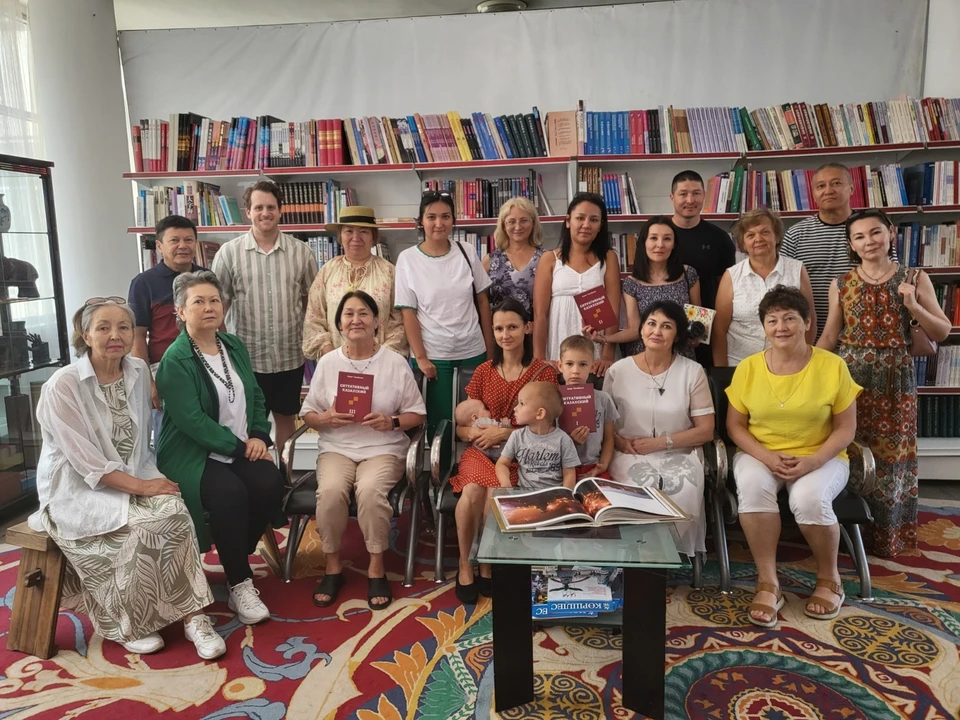 Тасибеков отмечает, что эта тенденция видна по деятельности Клуба казахского языка в Национальной библиотеке.
