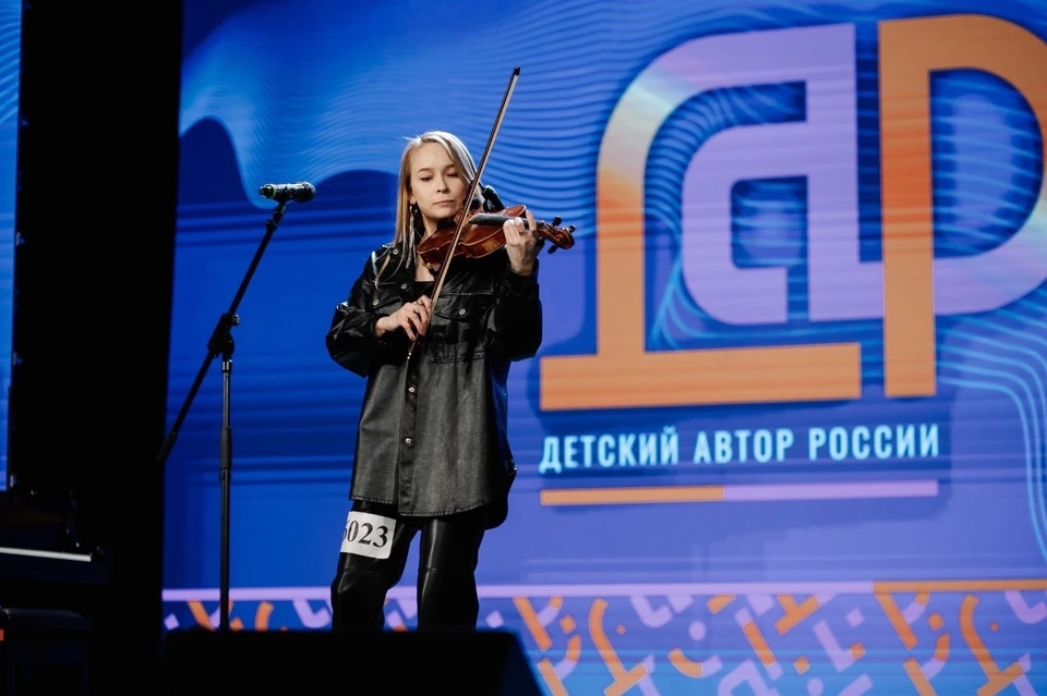 Девушка не только пела на сцене, но и играла на скрипке. Фото: предоставлено Софьей Солодовник