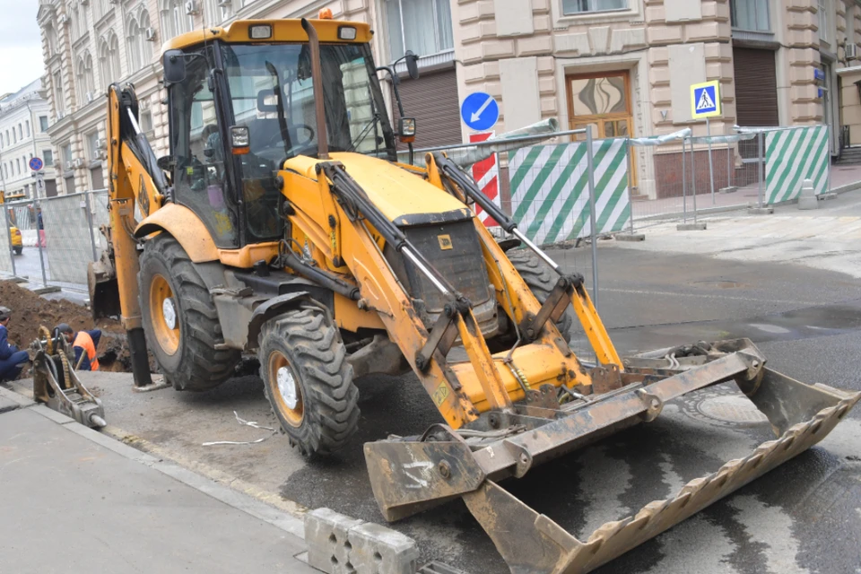 Экскаватор подобной модели не выдержал погрузки бетонных плит.